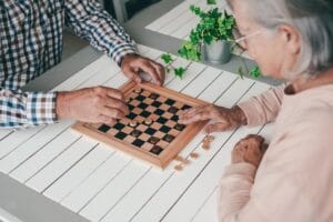 starsze osoby grające w szachy
