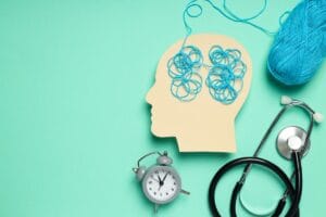 Model mózgu z włóczki i stetoskopem jako symbol prewencji w chorobach neurologicznych.