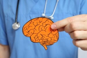 lekarz trzymający obrazek przedstawiający mózg