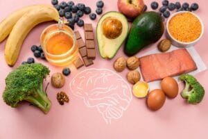 Różnorodne składniki odżywcze na stole promujące dietę wspierającą mózg.
