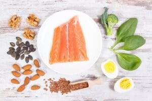 Różnorodne produkty bogate w witaminy dla zdrowia mózgu, takie jak łosoś, orzechy i jajka.