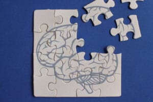 Puzzle mózgu symbolizujące prewencję w chorobach neurologicznych.