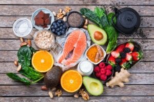 Różnorodne produkty spożywcze bogate w witaminy dla zdrowia mózgu.