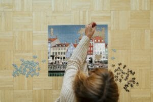 Układanie puzzli jako ćwiczenia na poprawę pamięci.