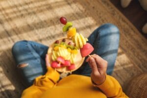 Kolorowe szaszłyki owocowe pełne witamin dla zdrowia mózgu.