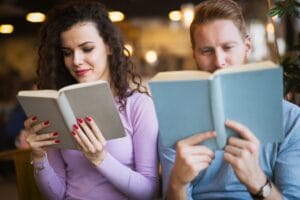 Para czyta książki jako ćwiczenia na poprawę pamięci.