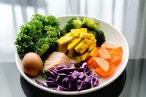 Na talerzu znajduje się zdrowe jedzenie bogate w witaminy dla zdrowia mózgu.