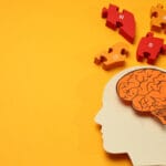 Ilustracja przedstawia sylwetkę głowy z mózgiem i puzzlami symbolizującą prewencję w chorobach neurologicznych.