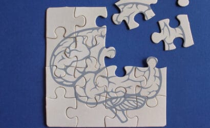 Puzzle z obrazem mózgu symbolizują naturalne wsparcie dla pamięci i koncentracji.