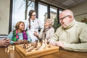 Starsze osoby grające w szachy, co jest zdrowym nawykiem dla mózgu.