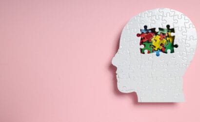 Profilaktyka zdrowia mózgu jest kluczowa, co symbolizuje puzzle w kształcie głowy na różowym tle.