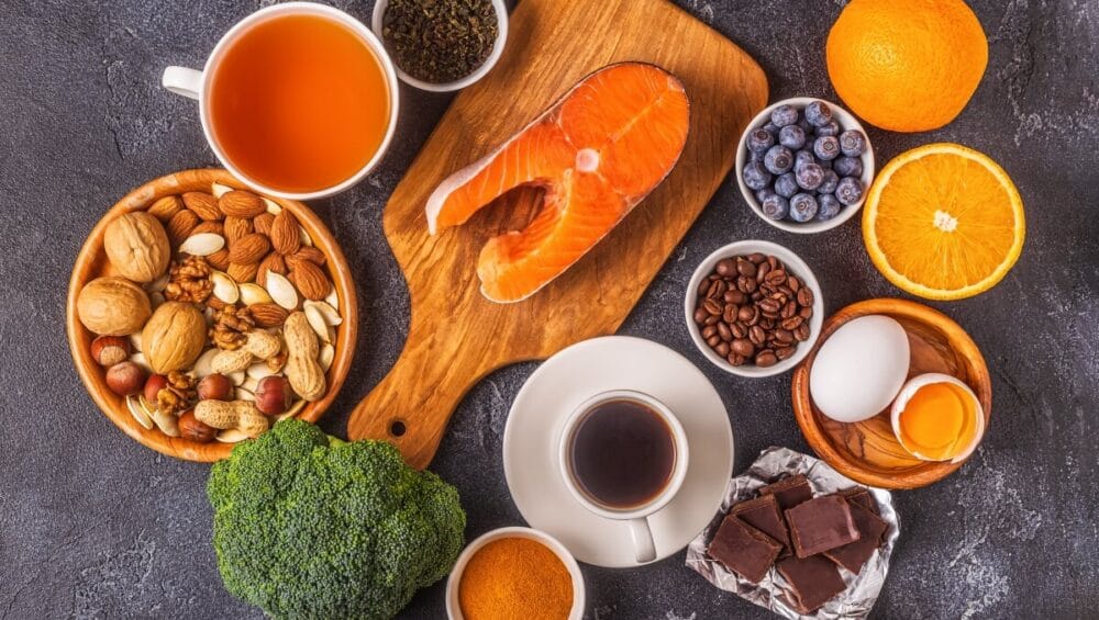 Różnorodne produkty spożywcze, w tym łosoś, orzechy i owoce, tworzą dietę wspierającą zdrowie psychiczne.