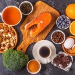 Różnorodne produkty spożywcze, w tym łosoś, orzechy i owoce, tworzą dietę wspierającą zdrowie psychiczne.