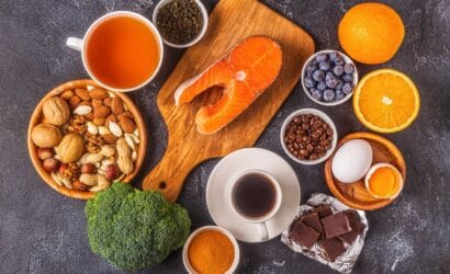 Różnorodne produkty spożywcze, w tym łosoś, orzechy i owoce, tworzą dietę wspierającą zdrowie psychiczne.
