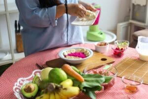 Przygotowywanie zdrowego posiłku bogatego w witaminy dla zdrowia mózgu.