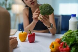 Kobieta omawia warzywa jako elementy diety wspierającej mózg.