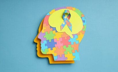 Grafika przedstawia profil głowy z kolorowych puzzli, symbolizująca prewencję w chorobach neurologicznych.
