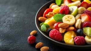 Kolorowa sałatka owocowa z migdałami to naturalne wsparcie dla pamięci i koncentracji.