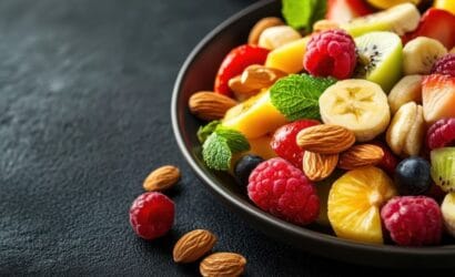 Kolorowa sałatka owocowa z migdałami to naturalne wsparcie dla pamięci i koncentracji.