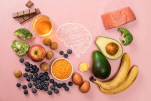 Różnorodne produkty spożywcze bogate w witaminy dla zdrowia mózgu.